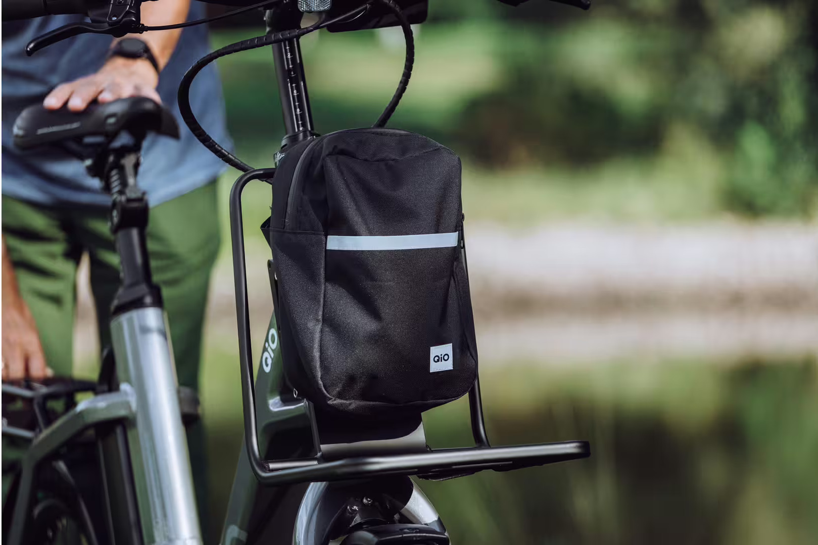 QIO Umhängetasche "TOM", Schwarz - mit KlickFix Adapterplatte, Wasserfest